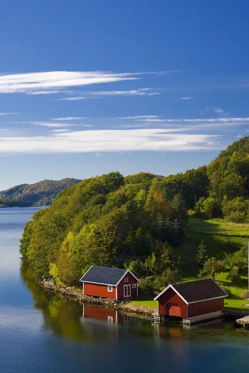 Image "Red houses by the lake in Norway" (1000x1500)