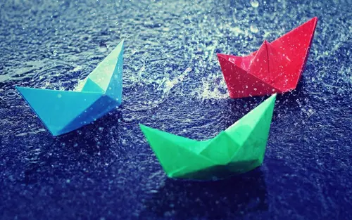 Image "Bright paper boats in the rain" (2560x1600)
