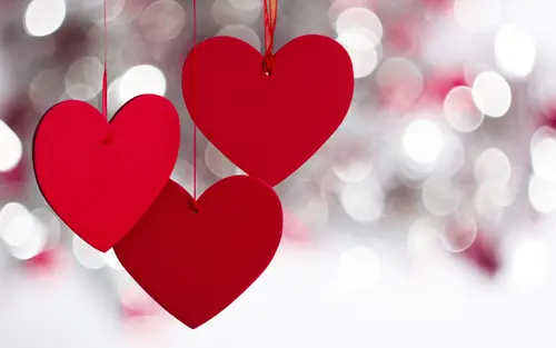 Image "Three red hearts suspended on the background of a side effect" (2560x1600)