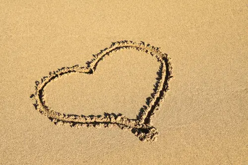Image "A heart drawn in the sand" (4752x3168)