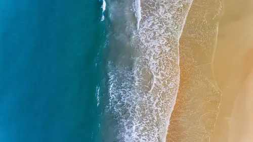 Image "Top view of the beach with waves" (3992x2242)