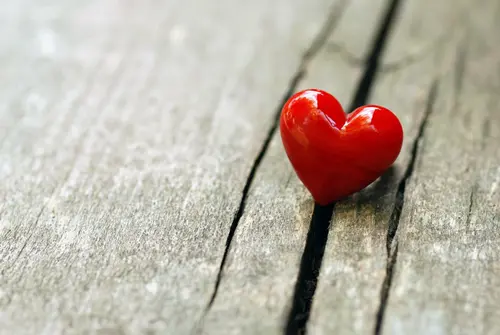 Image "A red heart lying on a wooden surface" (7744x5184)
