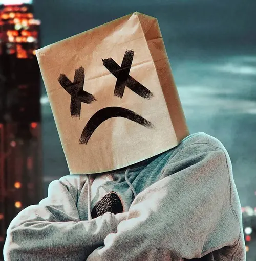 Image "Man in a paper bag with a drawn face, Marshmello" (881x900)