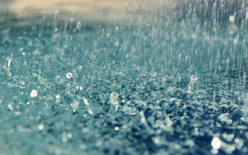 Image "Heavy rain, close-up of raindrops falling on the surface" (3840x2400)