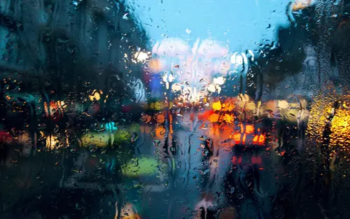 Image "Raindrops on glass in the city" (2880x1800)