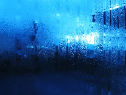 Image "Wet glass with raindrops" (3264x2448)